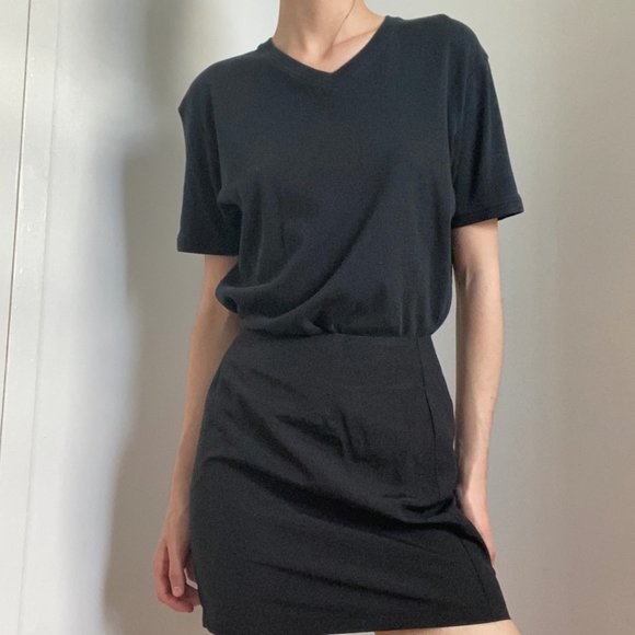 ♡ soft basic black v-neck tee ♡ - Picture 3 of 3